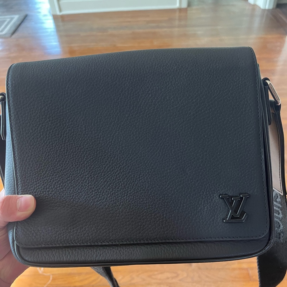Louis vuitton messenger bag